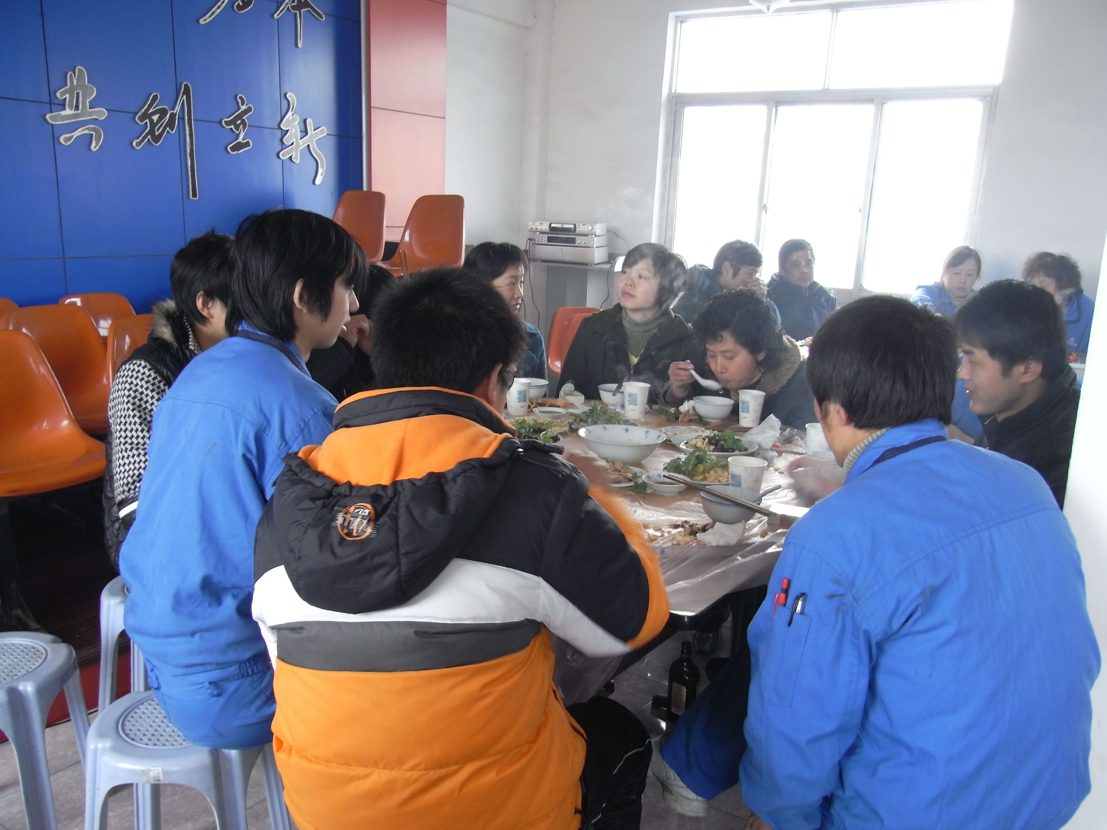 欢聚一堂吃年夜饭