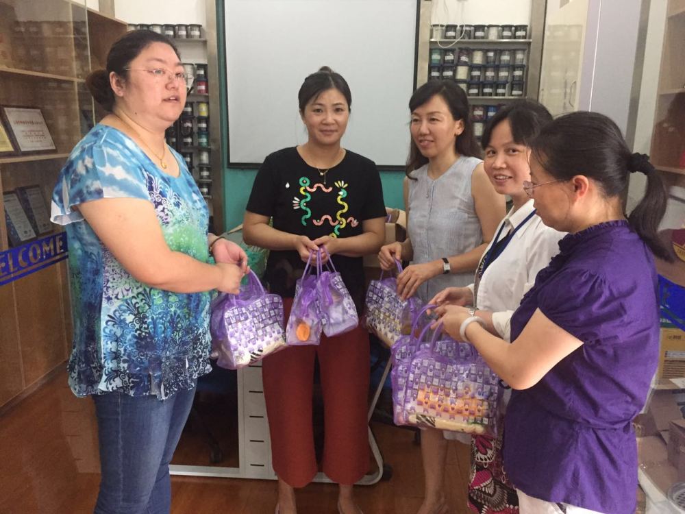 情系职工，高温送清凉